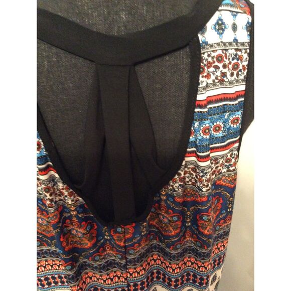 Plus size 2X Sleeveless V Neck Print Top Open Back Front of Closet - Picture 2 of 6